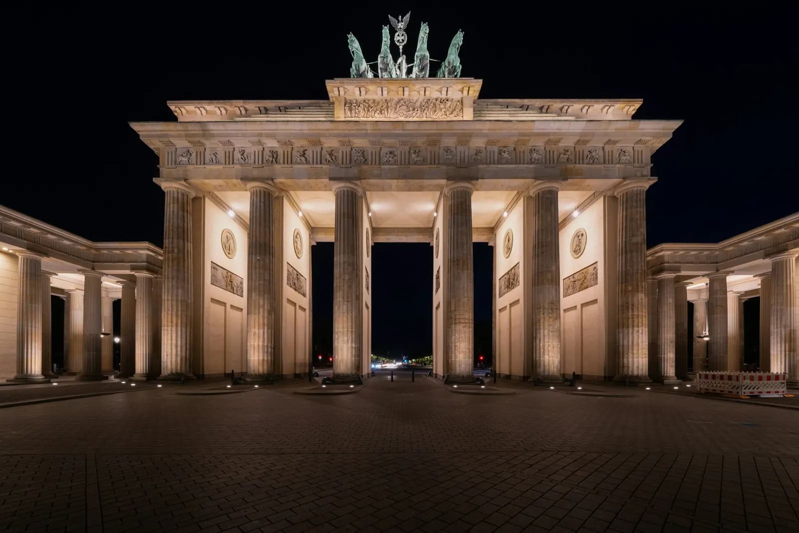 Cổng Brandenburg lên đèn về đêm ở Berlin, Đức