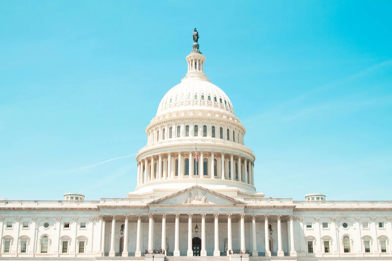 Mái vòm trắng của Tòa nhà Quốc hội Hoa Kỳ (Capitol) ở Washington, D.C. dưới bầu trời xanh