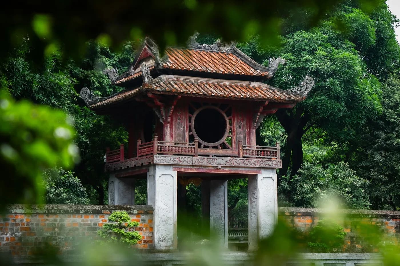 Gác Khuê Văn mái ngói đỏ giữa tán cây xanh ở Văn Miếu – Quốc Tử Giám, Hà Nội